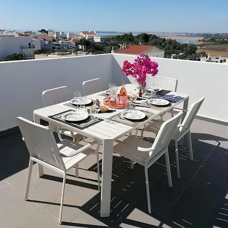 2 Bedrooms , Centre Of Alvor, Open View And Private Parking Appartement Alvor