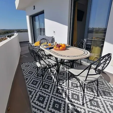 2 Bedrooms , Centre Of Alvor, Open View And Private Parking Appartement