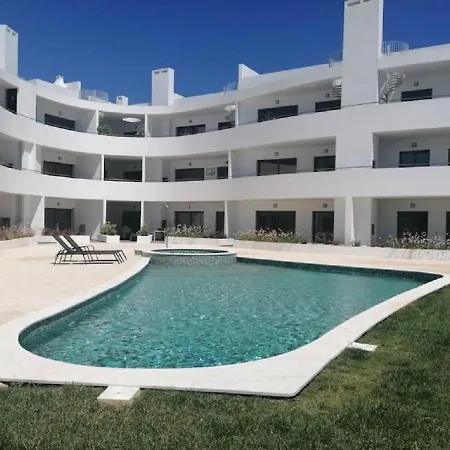 2 Bedrooms , Centre Of Alvor, Open View And Private Parking