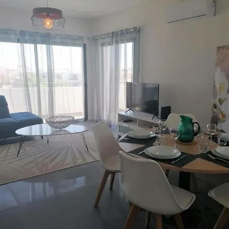 2 Bedrooms , Centre Of Alvor, Open View And Private Parking Apartman