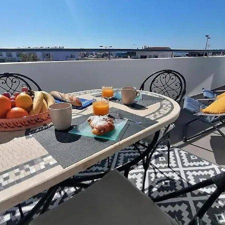2 Bedrooms , Centre Of Alvor, Open View And Private Parking Lejlighed *