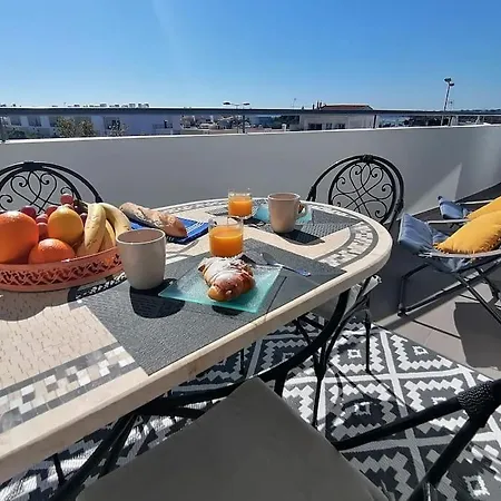 2 Bedrooms , Centre Of Alvor, Open View And Private Parking شقة *